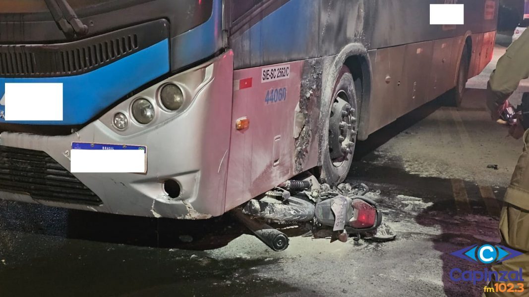 Moto pega fogo e condutora fica ferida após colisão contra ônibus no