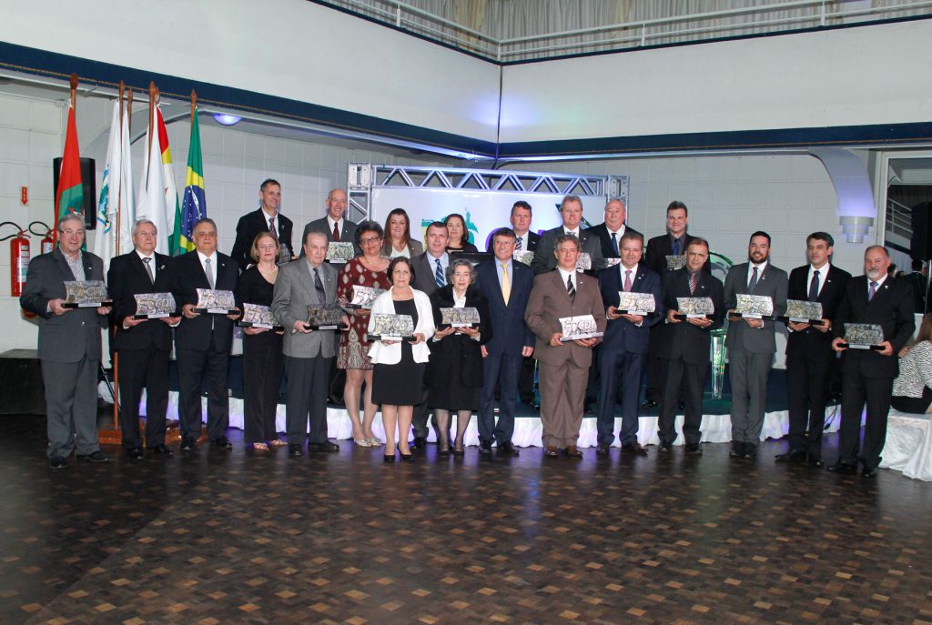 CDL/Joaçaba presta homenagem a ex-presidentes