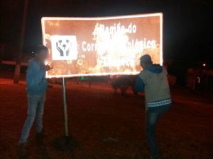 PM faz dupla consertar placa após ato de vandalismo na BR-282