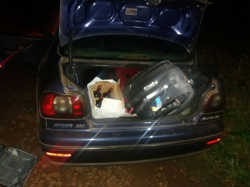 Veículo suspeito abandonado com malas contendo pertences e dinheiro (pesos e reais).