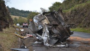 Caminhão cegonha fica destruído e motorista morre após colidir em paredão de pedras na BR-282 
