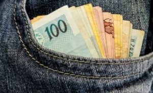 Governo reduz para R$ 969 estimativa para salário mínimo 
