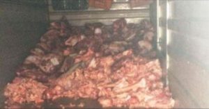 Vigilância apreende 850 kg de carne vencida em supermercado de SC 