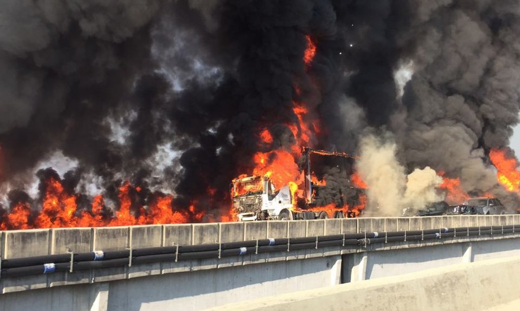 Veículos pegam fogo em acidente com mortes (Foto: Divulgação/ Corpo de Bombeiros) 