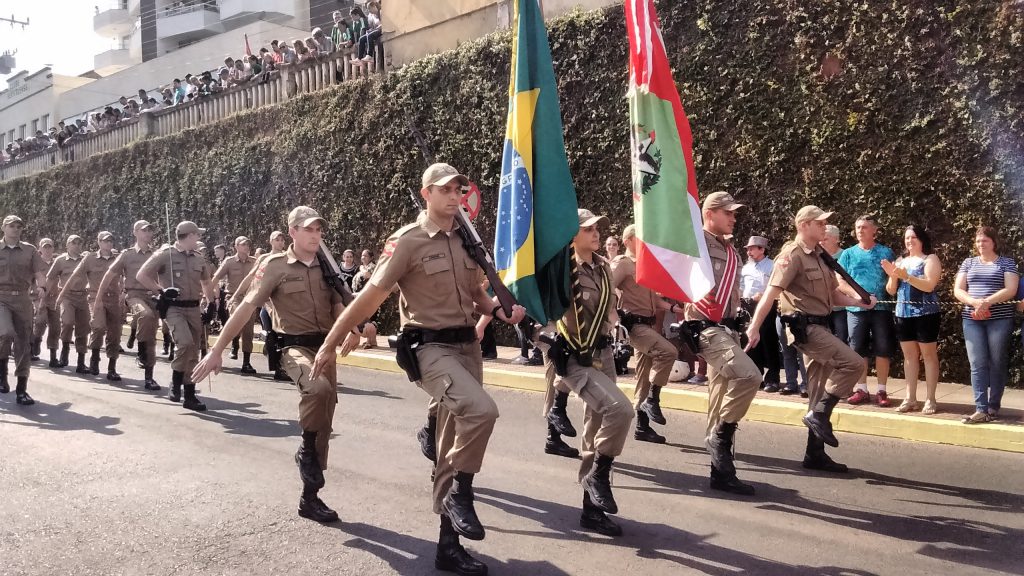 Polícia Militar abriu o desfile em Herval d Oeste