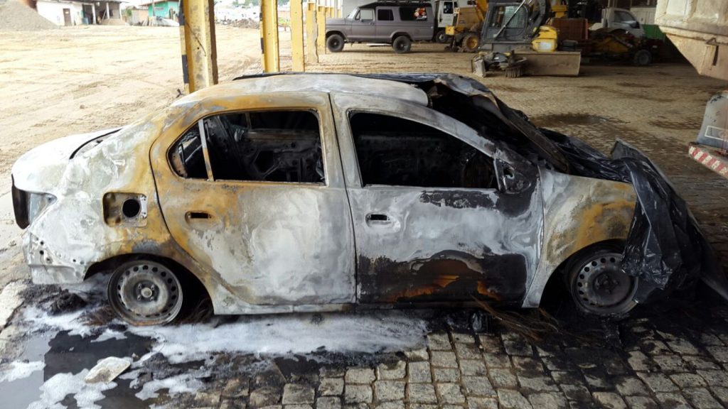  Um carro foi incendiado no pátio da secretaria de Obras de Camboriú