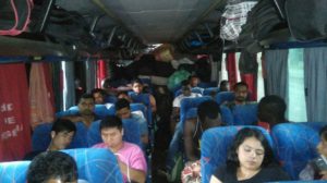 PRF flagra ônibus irregular transportando estrangeiros em condições precária na BR 282 em Xanxerê 