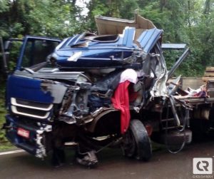 Colisão entre caminhão e carreta deixa motorista gravemente ferido