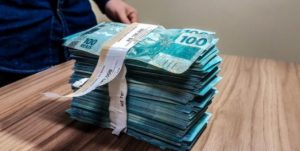 Estelionatários são presos com R$ 100 mil em notas falsas