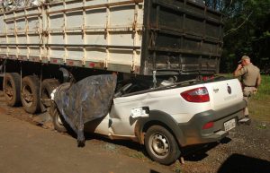 Motorista morre ao entrar com veículo embaixo de caminhão