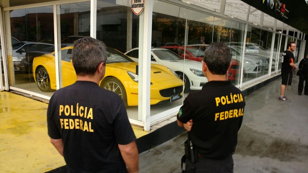 Carros de luxo foram apreendidos de uma revenda em Joinville (Foto: Polícia Federal/Divulgação) 