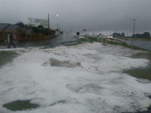 Chuva de granizo provoca estragos em Lages