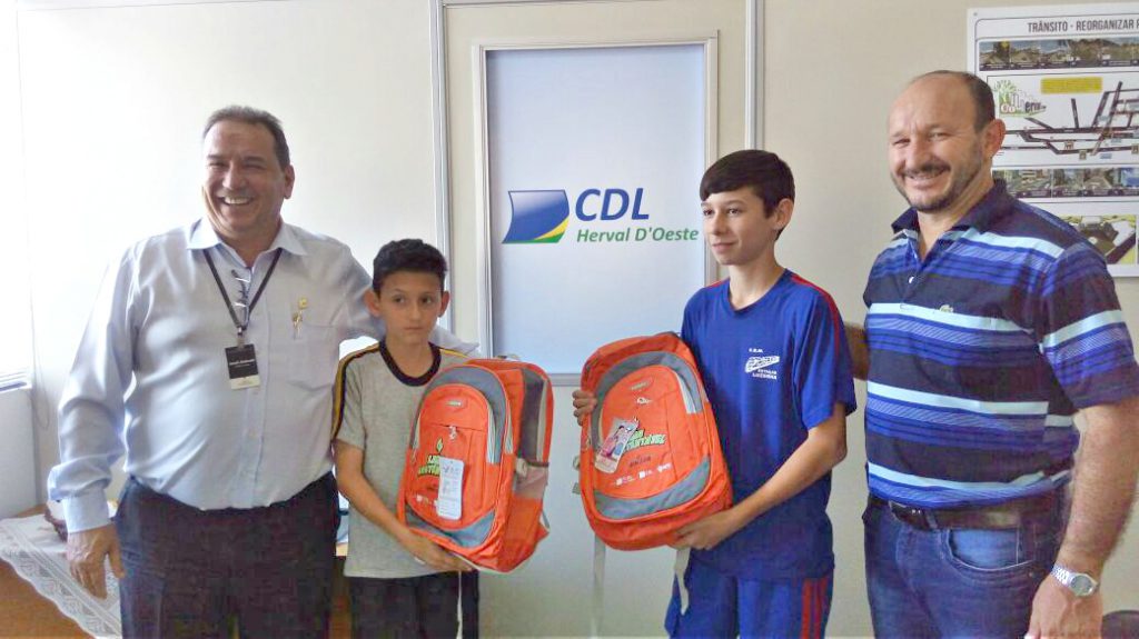 Presidente da CDL Herval d' Oeste, Joceli Andrade realizou a entrega dos 2 Kit Escolar para os alunos premiados.