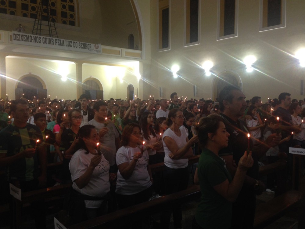 Torcedores e familiares acompanham cerimônia católica na madrugada desta quarta-feira (29) na catedral de Chapecó em homenagem às vítimas do acidente aéreo com a Chapecoense (Foto: Eduardo Florão/GloboEsporte.com) 