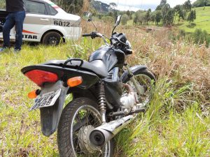 Elementos de moto assaltam mulher e levam R$ 70 mil