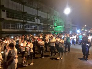 Torcedores saem em procissão pelas ruas de Chapecó na madrugada desta quarta-feira (29) em homegem às vítimas do acidente com o voo da Chapecoense (Foto: Cahê Mota/GloboEsporte.com)