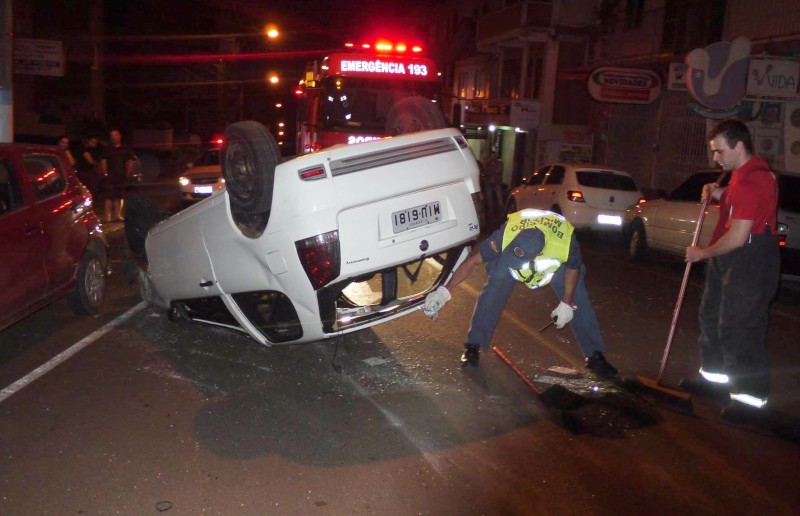 Motorista capota após colidir em três veículos estacionados