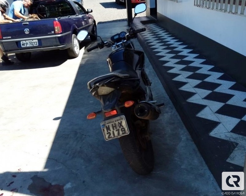 Homem arrasta cachorro com motocicleta em Joaçaba