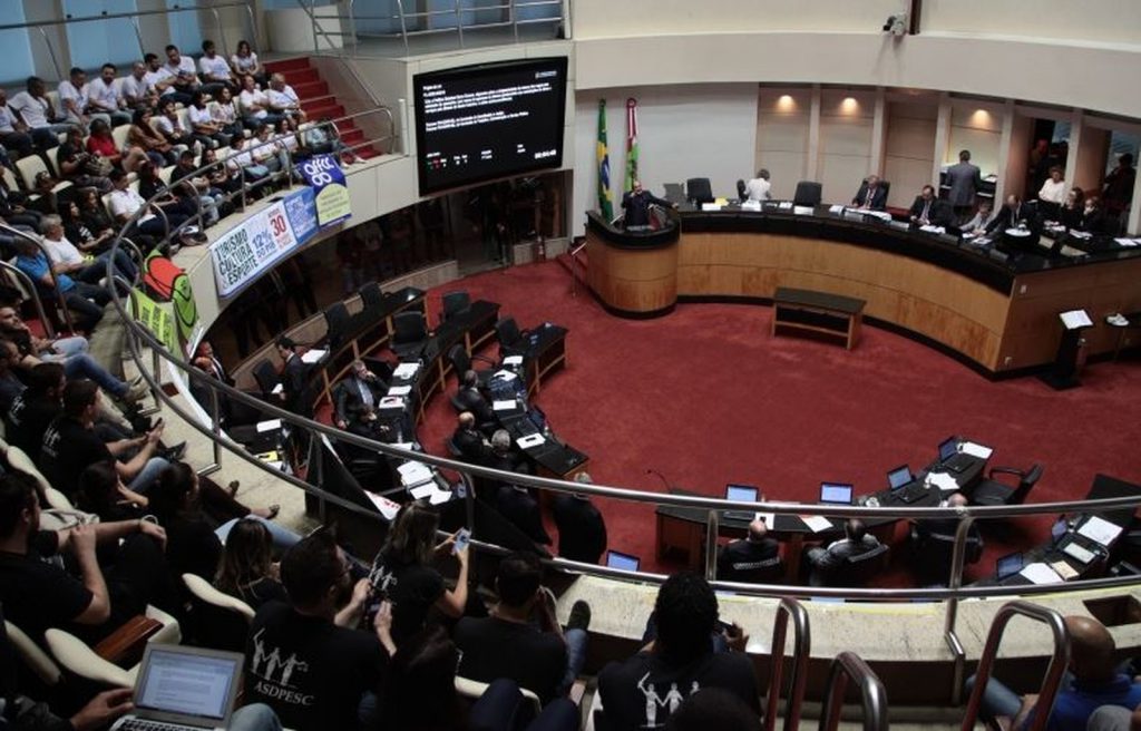 Deputados de SC derrubaram pensão vitalícia a ex-governadores em sessão nesta terça (19) (Foto: Solon Soares/Agência AL)
