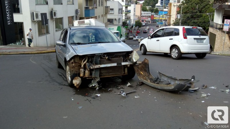 Colisão entre veículos resulta em danos materiais em Joaçaba