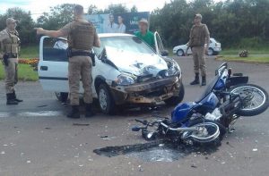 Motociclista é arremessado mais de 15 metros após colisão contra carro