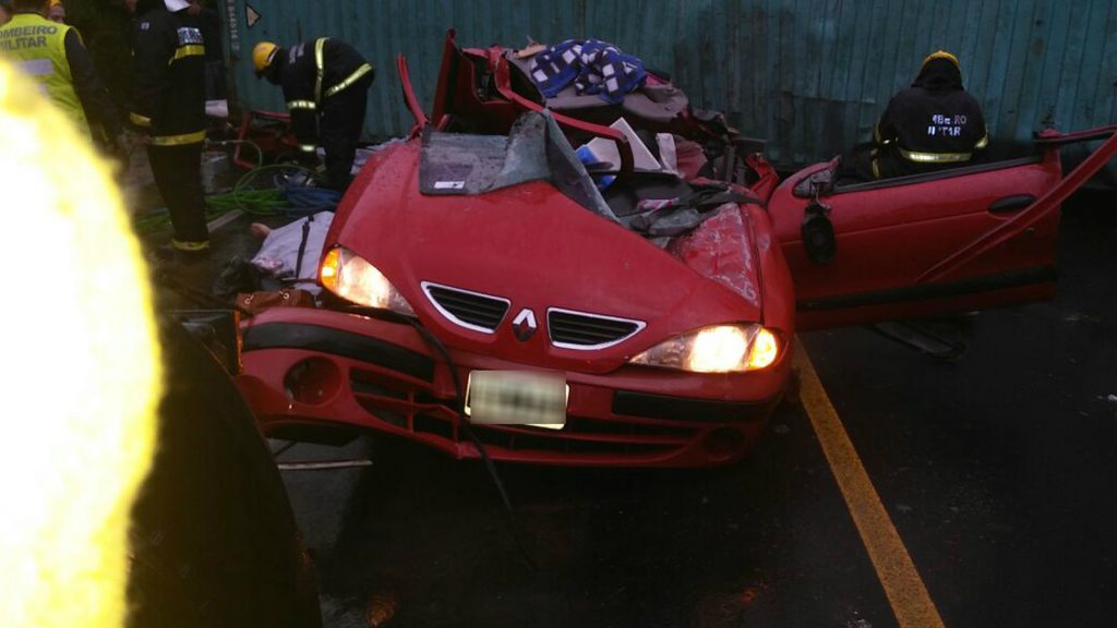 Carro fica destruído após acidente em Pouso Redondo (Foto: PRF/Divulgação) 