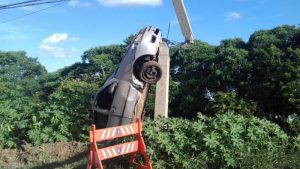 Carro colide em poste e motorista sai ileso