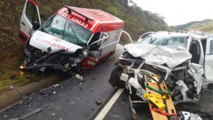 Colisão frontal entre viatura do Samu e um carro deixa motorista preso as ferragens na Serra