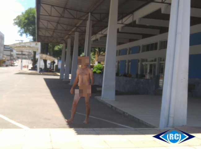 Homem passeia pelado no centro de Capinzal