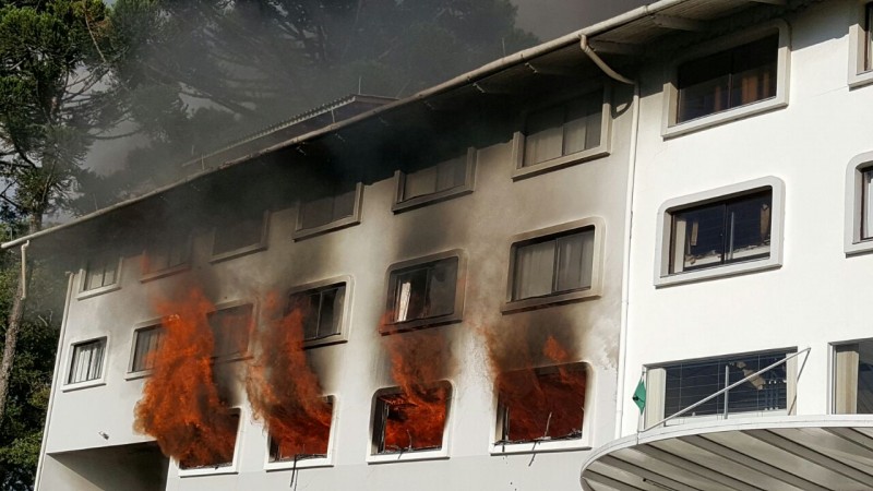 Grande incêndio atinge Hotel Biz anexo ao Hotel Renar 