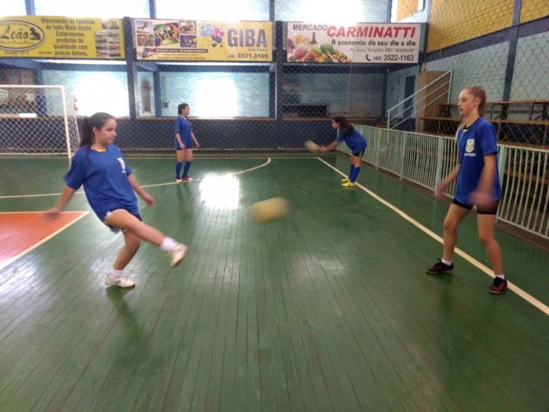 Joaçaba promove aulas de atletismo, futsal e futebol