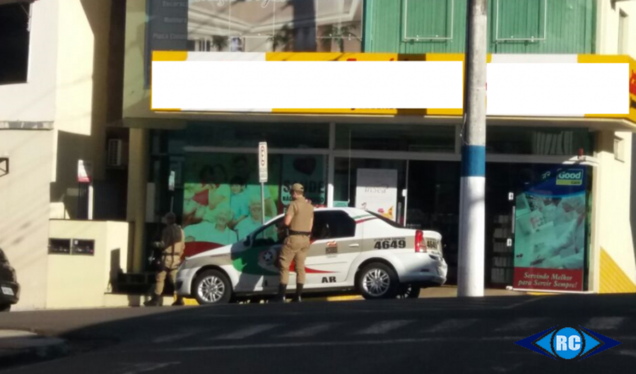 Condutora é multada em R$ 1.467,35 após ultrapassar viatura policial em local proibido, em Ouro