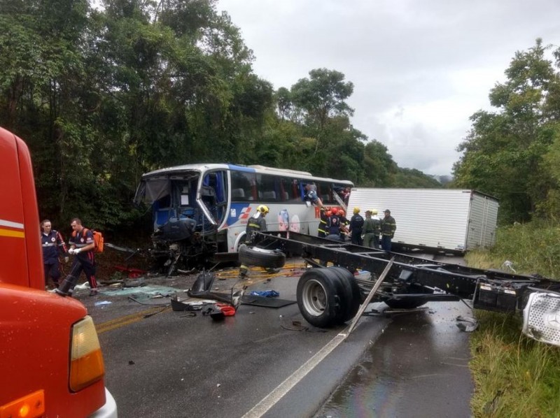 Colisão entre ônibus e caminhão deixa um morto e 24 feridos