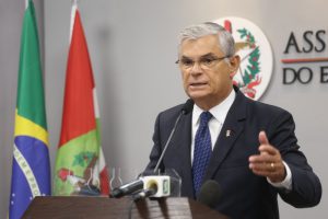 Pinho Moreira assume em definitivo o Governo do Estado