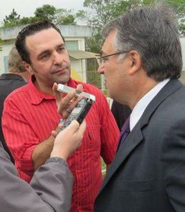 Ex-governador Raimundo Colombo concedendo entrevista ao repórter Cristiano Hoffelder.