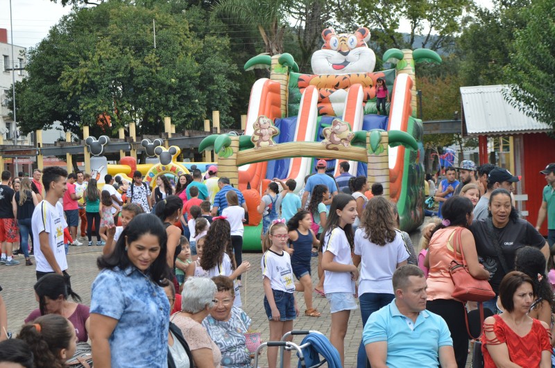 III Páscoa na Praça reúne mais de 200 crianças em Herval d' Oeste 