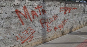Muro é pichado com ameaça à Polícia Militar