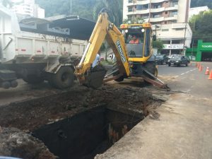 Prefeitura inicia recuperação do asfalto na rotatória
