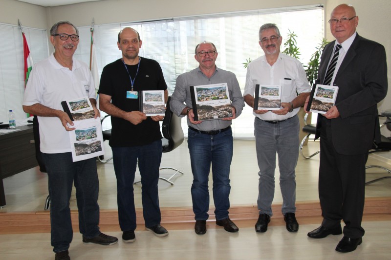 Prefeitura recebe álbum de fotografia dos 100 anos de Joaçaba