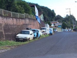 Vereador cobra lei para remoção de veículos abandonados