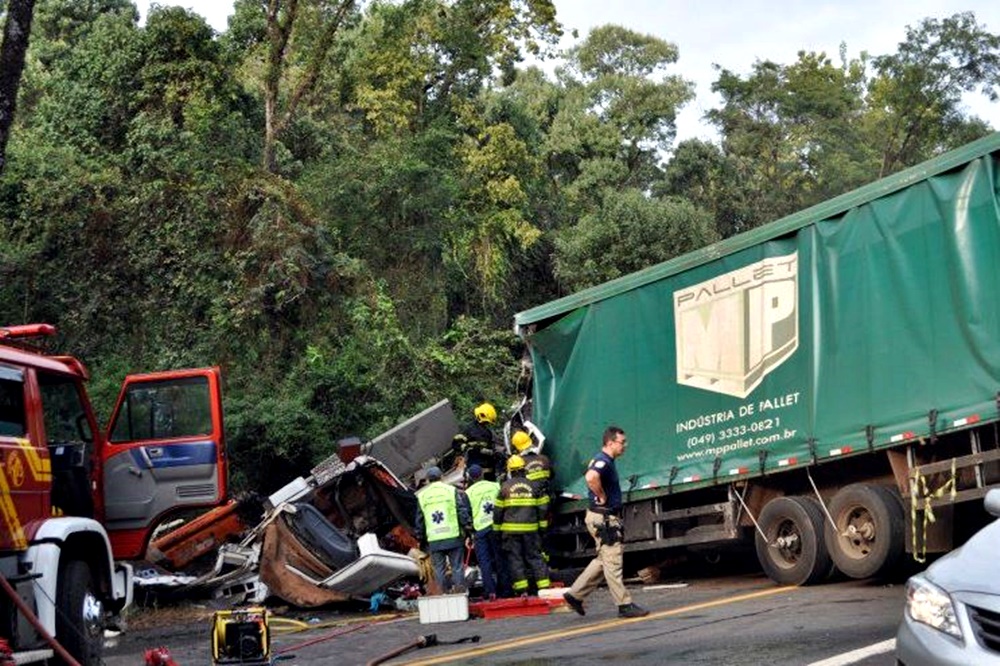 Acidente entre dois caminhões e moto deixa mortos na BR 282 em Maravilha 