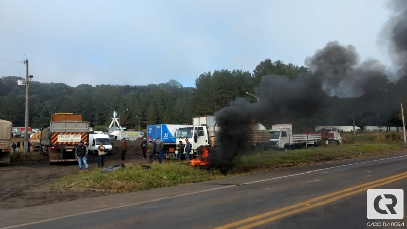 Foto:Veículos estão parados em frente ao CPJ. Foto: Caco da Rosa