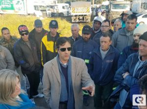 Oficiais de justiça advertem caminhoneiros para não bloquear rodovia. Foto:Caco da Rosa