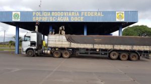 Carreta transportando cigarros contrabandeados é apreendida em Água Doce