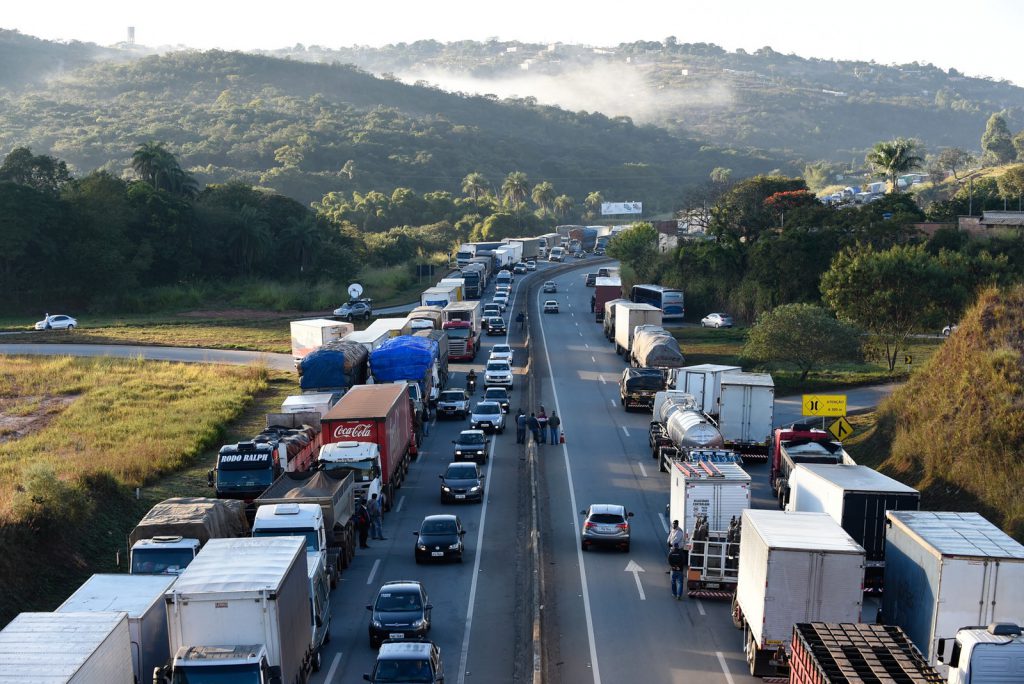 Caminhoneiros protestam na BR-262, em Juatuba, na Grande Belo Horizonte, nesta segunda (21) contra o preço do diesel