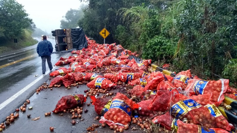 Caminhão carregado com cebolas tomba na BR-153