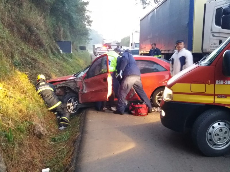 Colisão entre carro e carreta deixa mulher gravemente ferida na BR-282