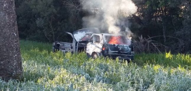  Vítimas foram mortas em uma boate na zona rural da cidade e os corpos colocados em um carro que foi incendiado. Foto: Paulo Cesar / Keli Camiloti