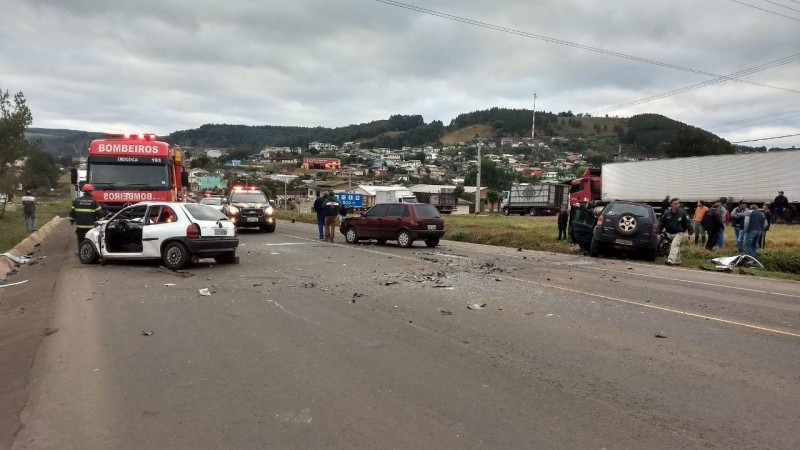 Colisão entre três carros deixa dois mortos em Ponte Serrada