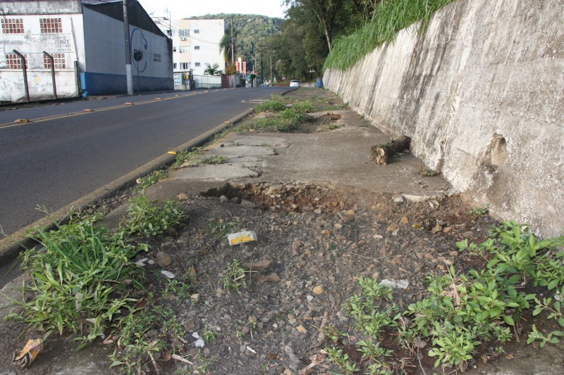 Vereador cobra manutenção das calçadas de Joaçaba